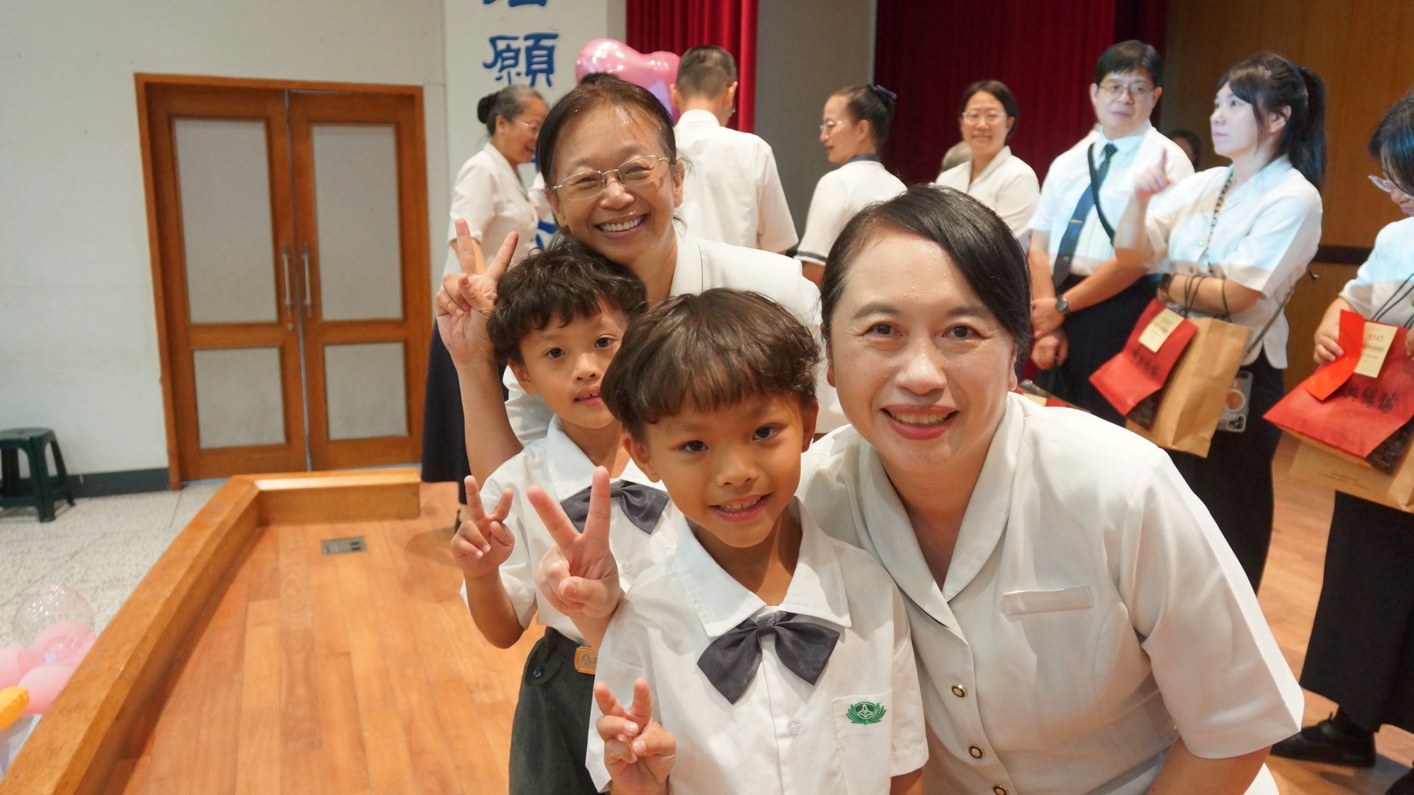 校園素材變身敬師禮 慈大附小學生謝師恩